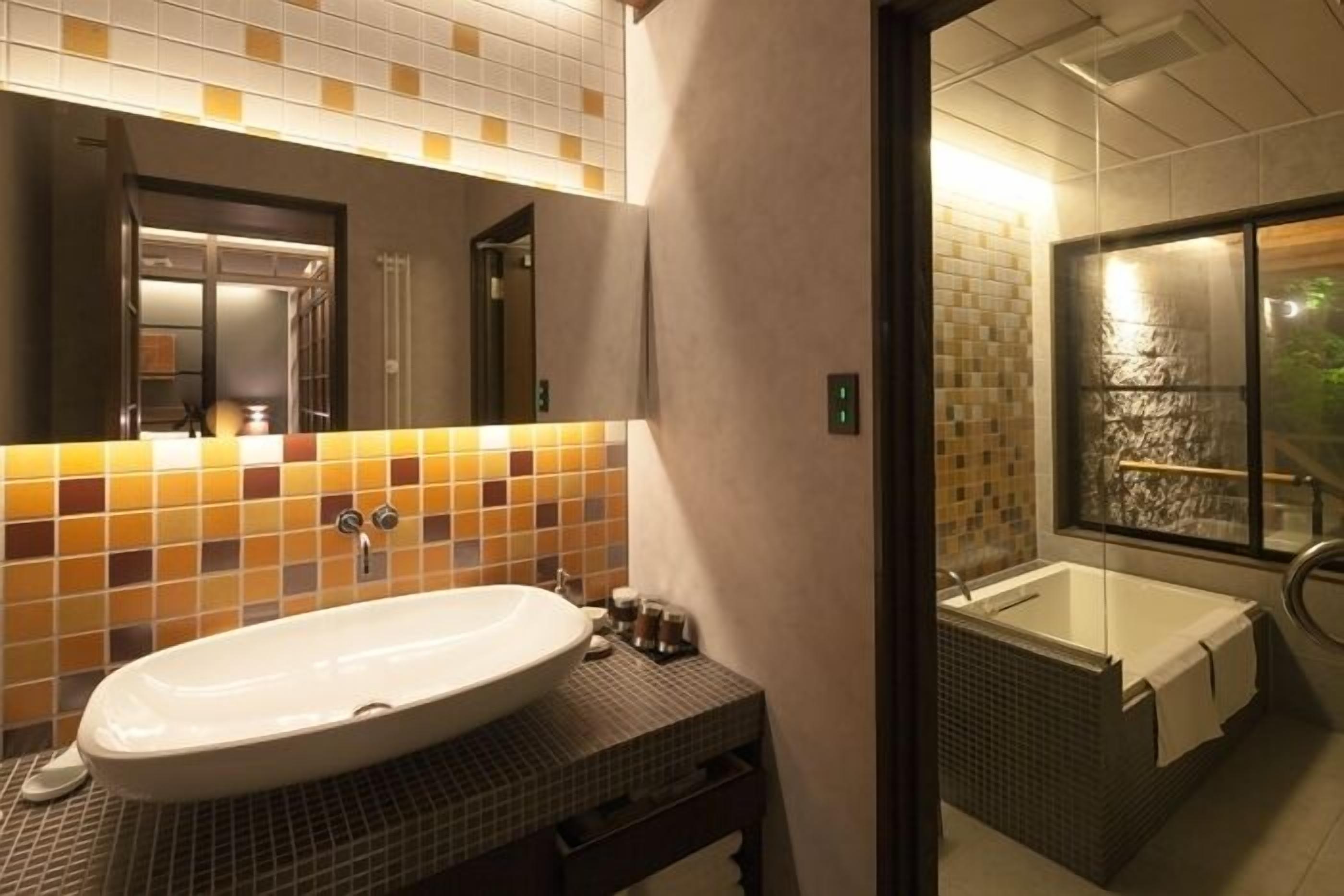 separate bathtub and shower, hydromassage showerhead, free toiletries