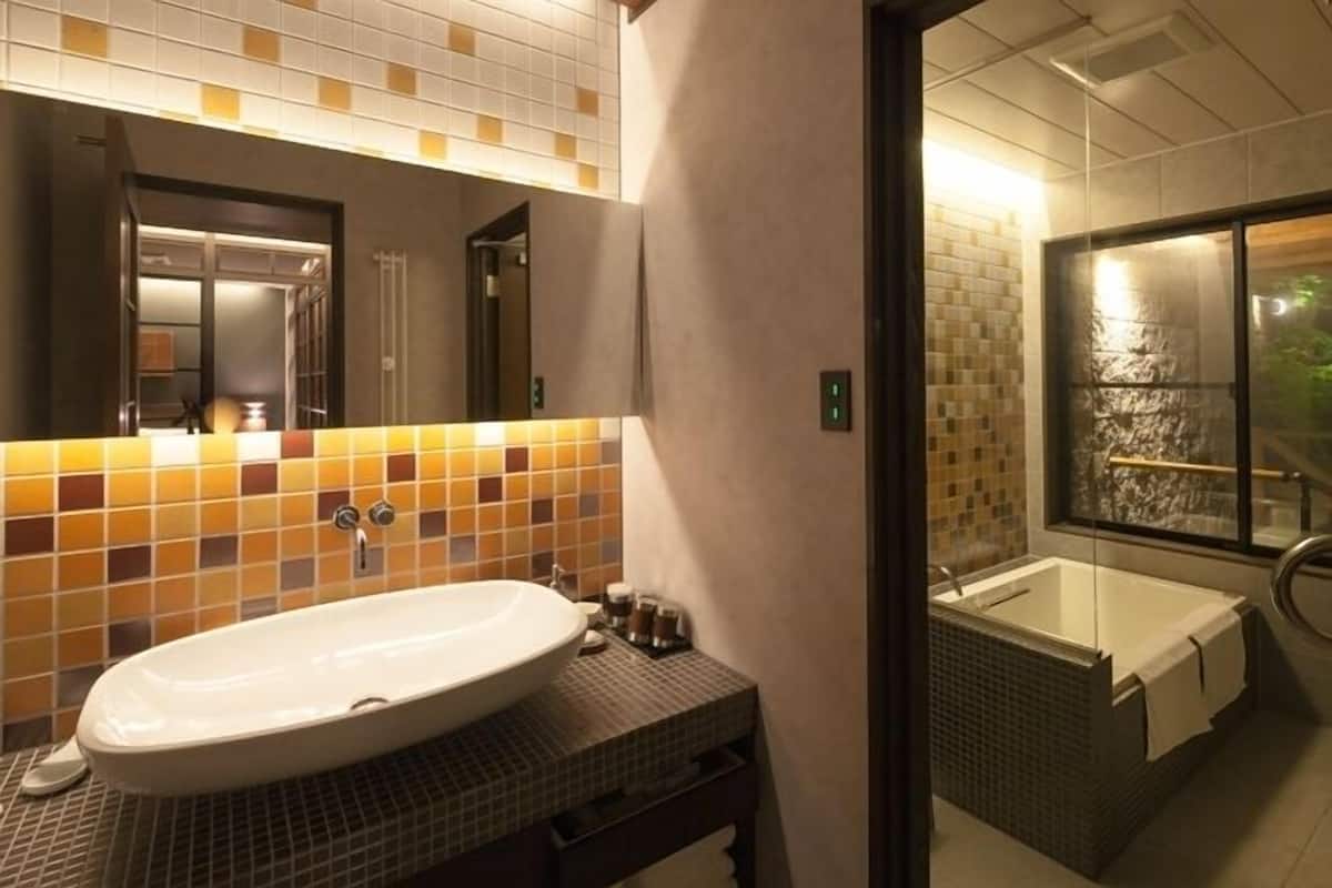 separate bathtub and shower, hydromassage showerhead, free toiletries