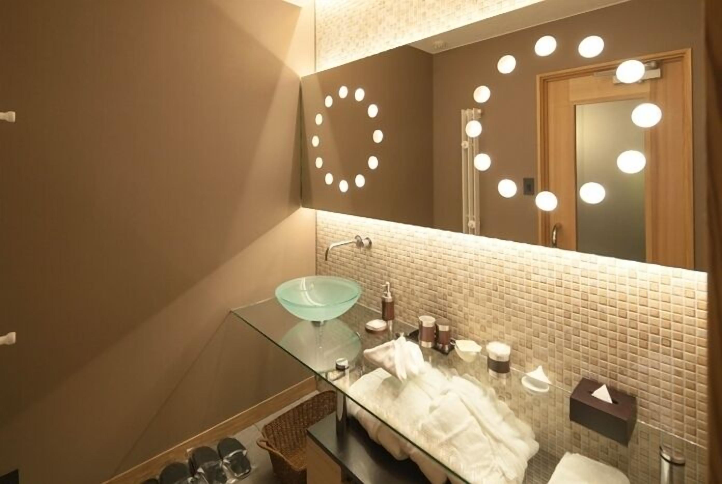 separate bathtub and shower, hydromassage showerhead, free toiletries