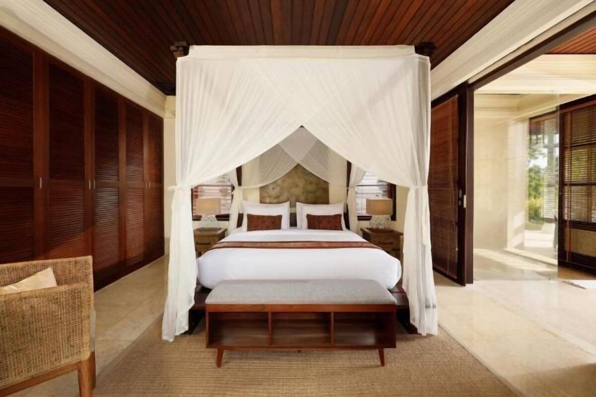 3 bedrooms, Egyptian cotton sheets, premium bedding, down comforters