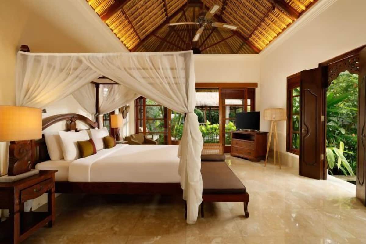 3 bedrooms, Egyptian cotton sheets, premium bedding, down comforters