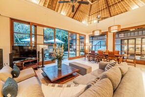 3 Bedroom Pool Villa (Gracie) | Wohnbereich | 32-Zoll-Flachbildfernseher mit Kabelempfang, Smart-TV, DVD-Player