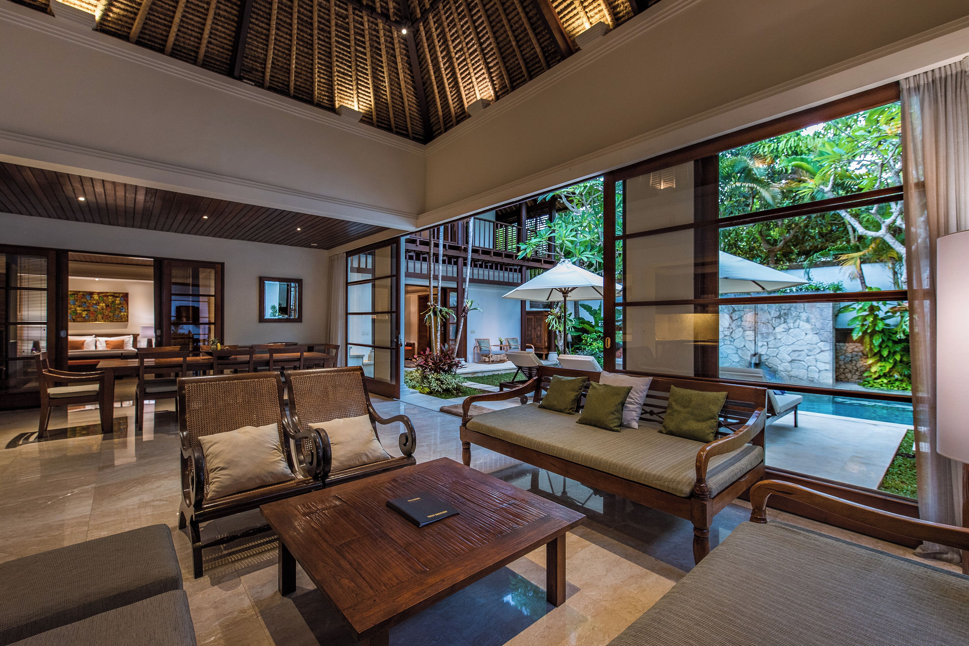 32-英寸纯平电视（配备有线频道）、智能电视、DVD 播放器