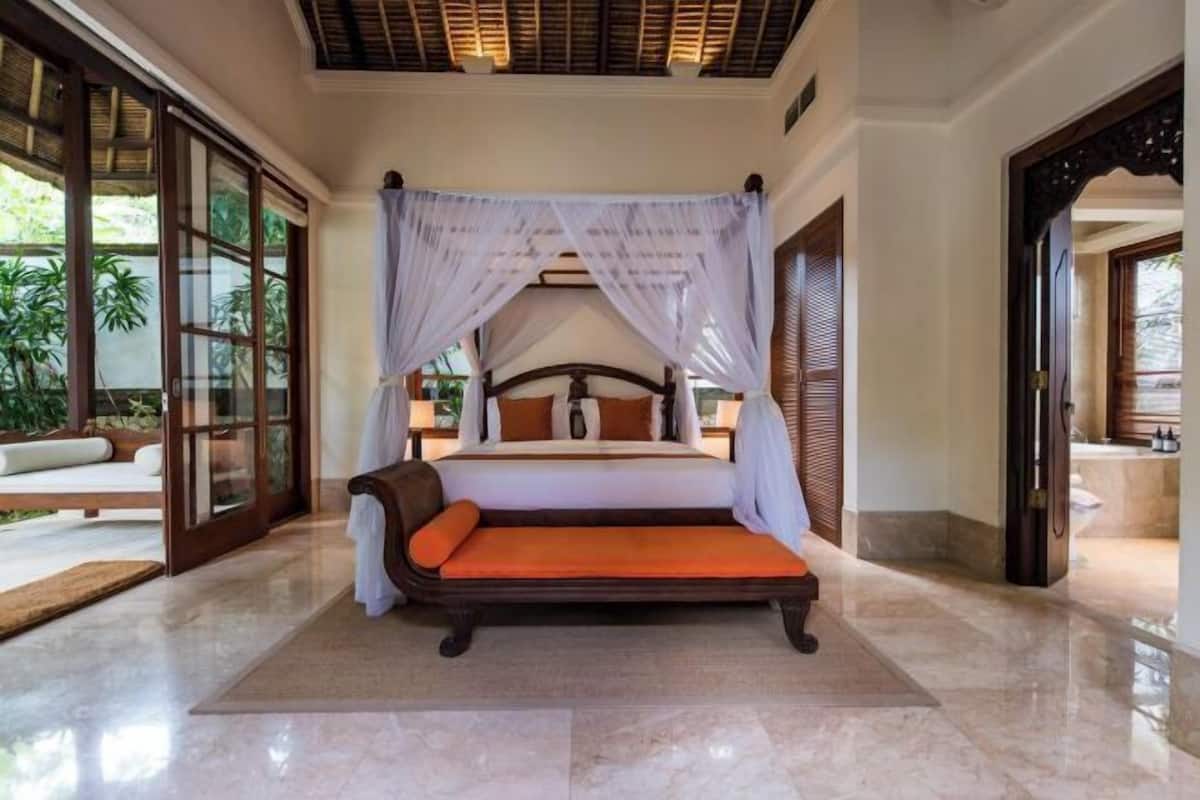 3 bedrooms, Egyptian cotton sheets, premium bedding, down comforters