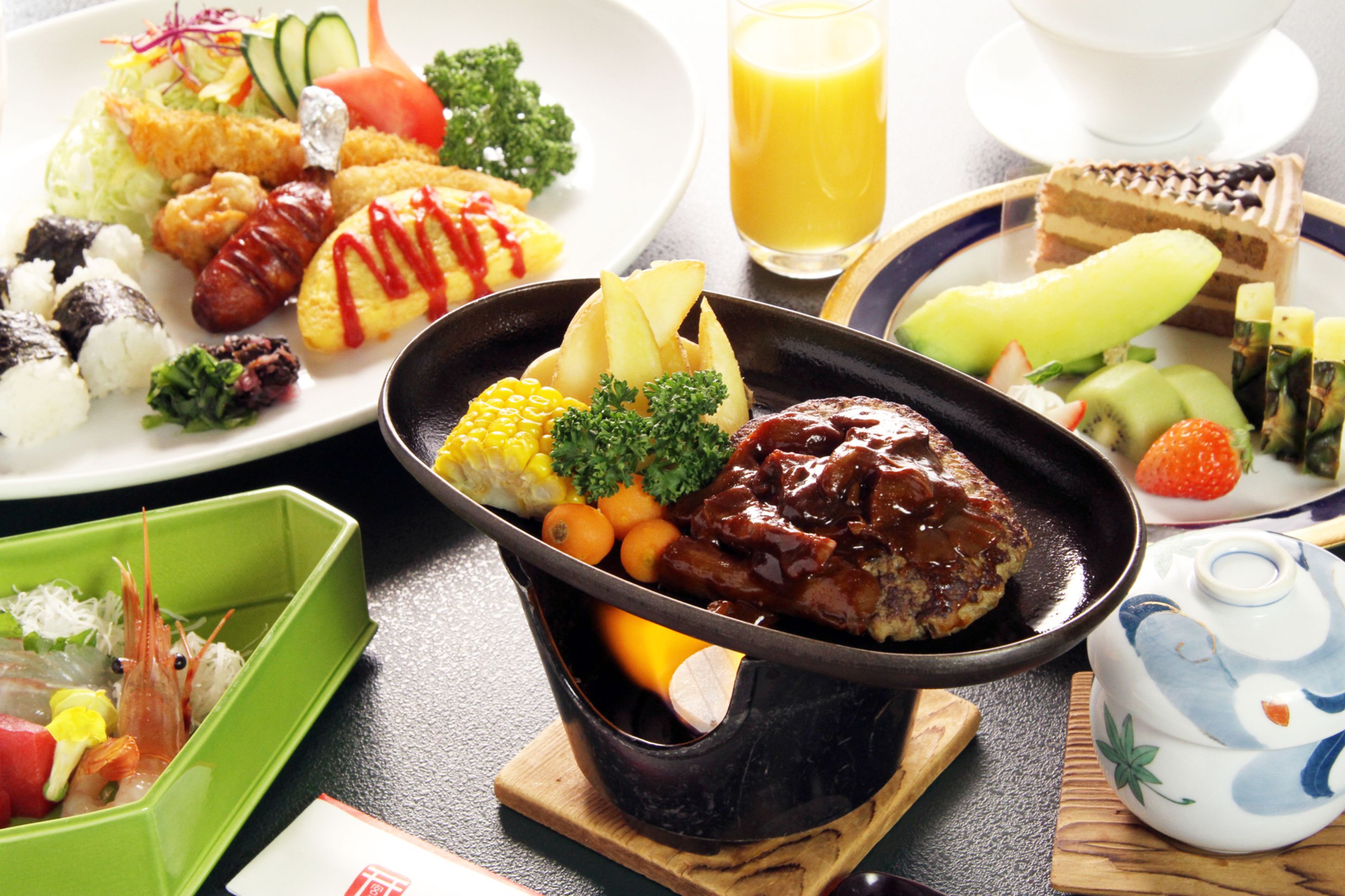 Variedad de platos, incluyendo un tazón de carne con vegetales, un plato de sushi y un postre.