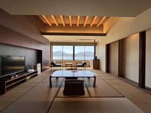 Down comforters, in-room safe, desk, free WiFi