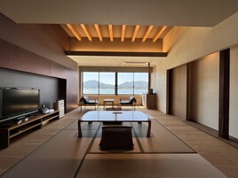 Cubrecamas, caja de seguridad en la habitación y escritorio 