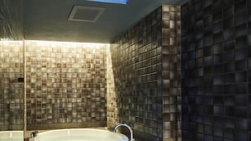 Suite Luxe, non-fumeurs, vue montagne (Luxury suite mountain-view) | Salle de bain | Ensemble douche/baignoire, articles de toilette gratuits, sèche-cheveux