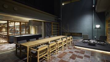 朝食、ディナーに営業 (日本料理 / 和食、オーシャン ビュー)