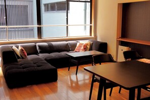 Tomannsrom – standard, 2 enkeltsenger, ikke-røyk (inside twin room) | Oppholdsområde | En 40-tommers Flatskjerm-TV med digitale kanaler samt TV