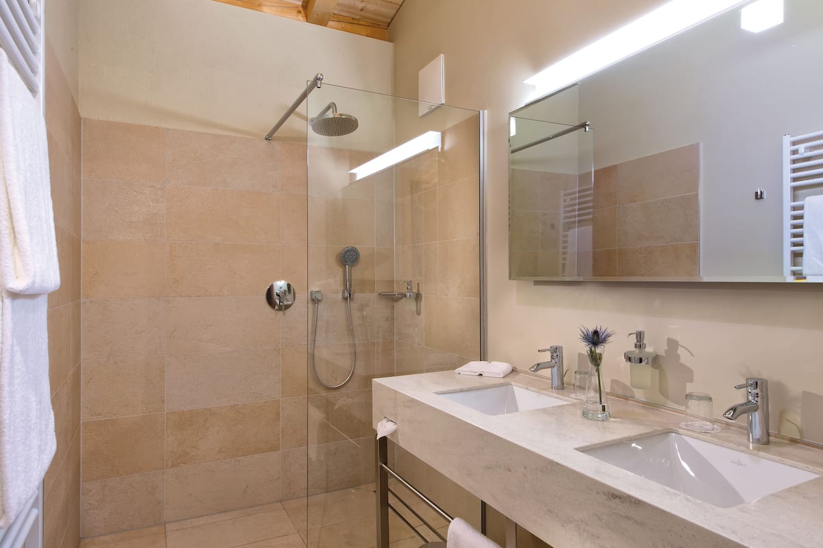 combined shower/bathtub, deep-soaking bathtub, rainfall showerhead