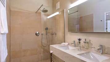 Combined shower/tub, deep soaking tub, rainfall showerhead