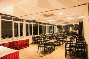 International cuisine, al fresco dining 