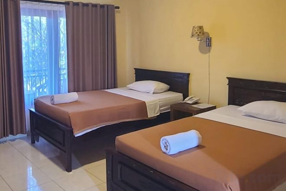 Minibar, in-room safe, desk, WiFi (free)