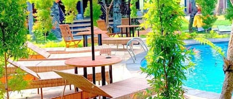 Piscina externa, espreguiçadeiras