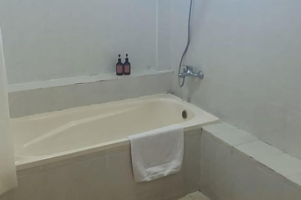 Bathroom | Bathtub, towels