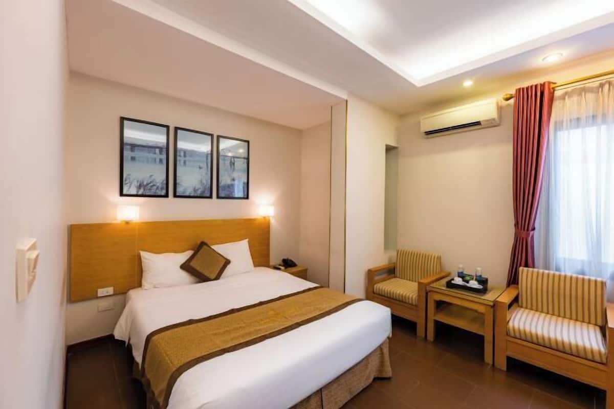 2 bedrooms, minibar, in-room safe, desk