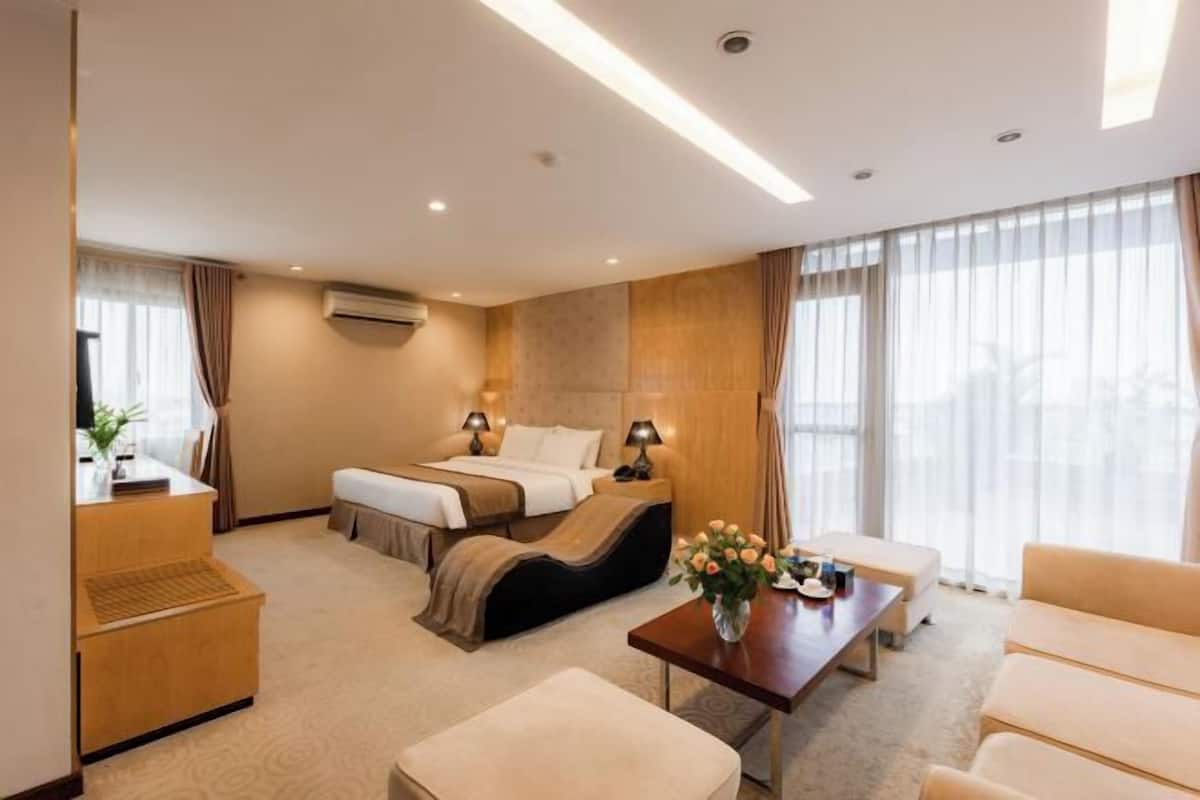 2 bedrooms, minibar, in-room safe, desk