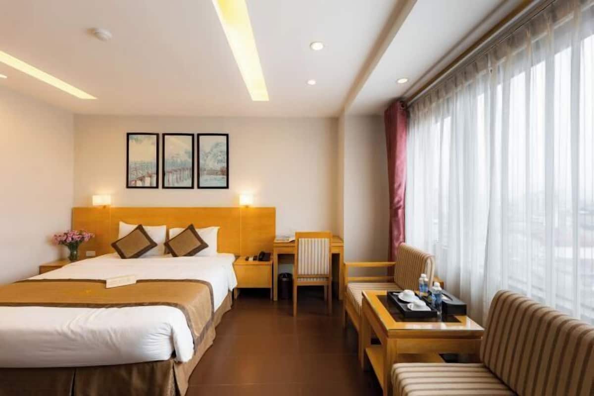 2 bedrooms, minibar, in-room safe, desk