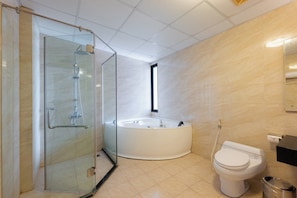 Suite Junior, 1 très grand lit | Salle de bain