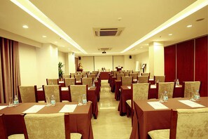 Breakfast, lunch, dinner served; local cuisine  - Riverside Hanoi Hotel (Hanoi)