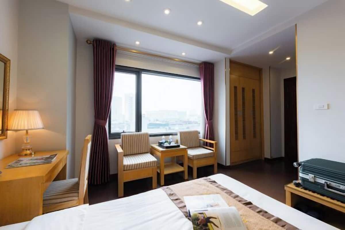 2 bedrooms, minibar, in-room safe, desk