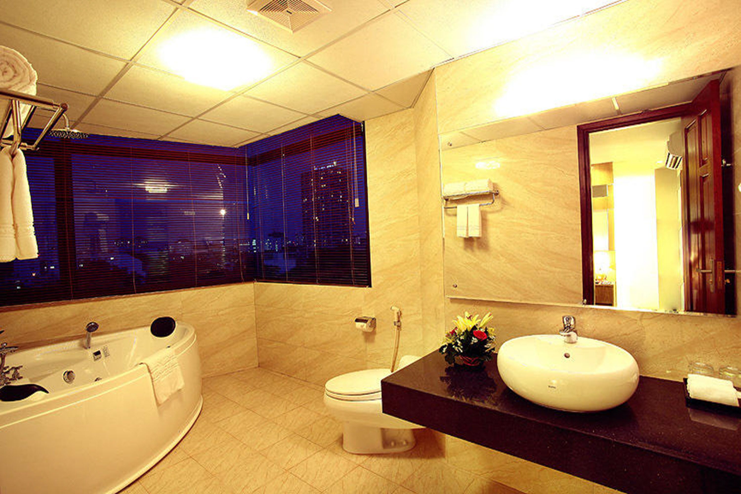 Executive Room, 1 King Bed | Bathroom | Rainfall showerhead, free toiletries, hair dryer, slippers