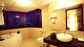 Executive Room, 1 King Bed | Bathroom | Rainfall showerhead, free toiletries, hair dryer, slippers