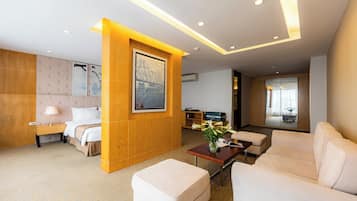 Junior-Suite, 1 King-Bett | 2 Schlafzimmer, Minibar, Zimmersafe, Schreibtisch