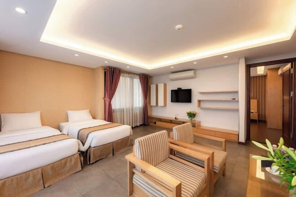 2 bedrooms, minibar, in-room safe, desk