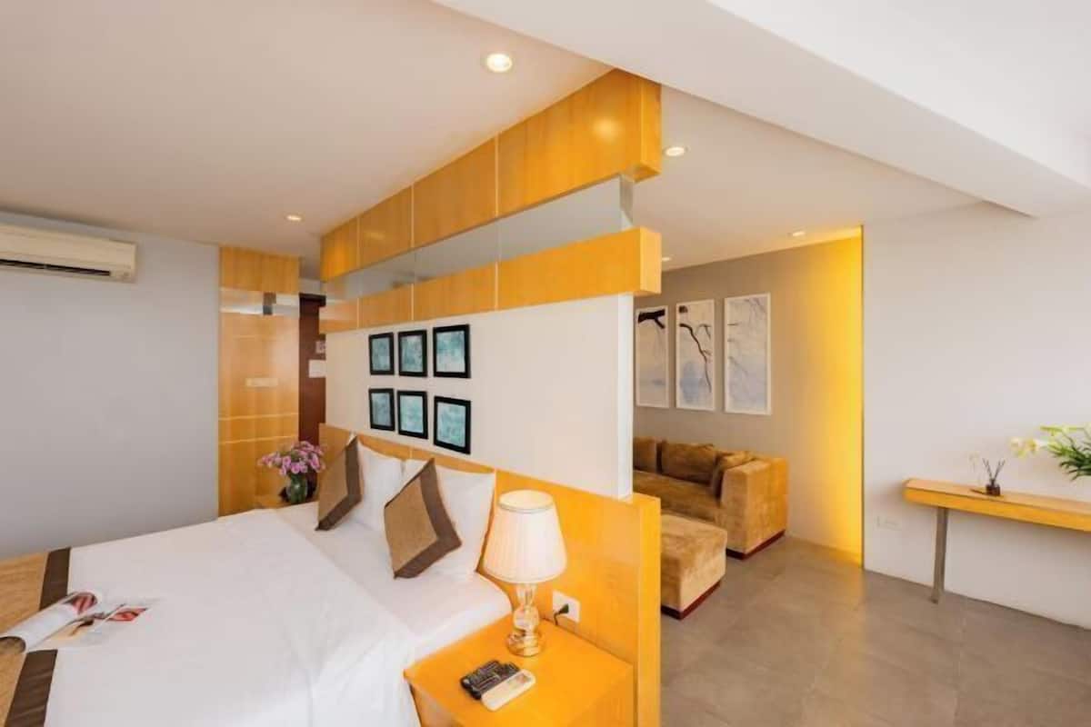 2 bedrooms, minibar, in-room safe, desk