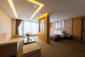 ميني بار وخزنة داخل الغرفة ومكتب وستائر تعتيم