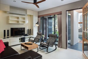 2 Bedroom Pavilion Pool Residence | Oppholdsrom | En 32-tommers smart-TV med Parabol-TV