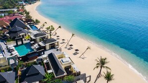 Un resort con piscina, spiaggia e vista sull'oceano.