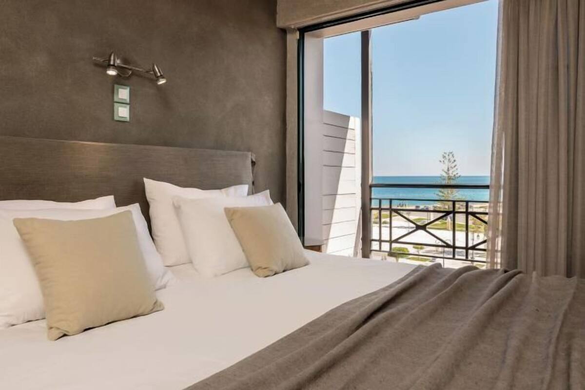 Premium bedding, in-room safe, iron/ironing board, WiFi (free)