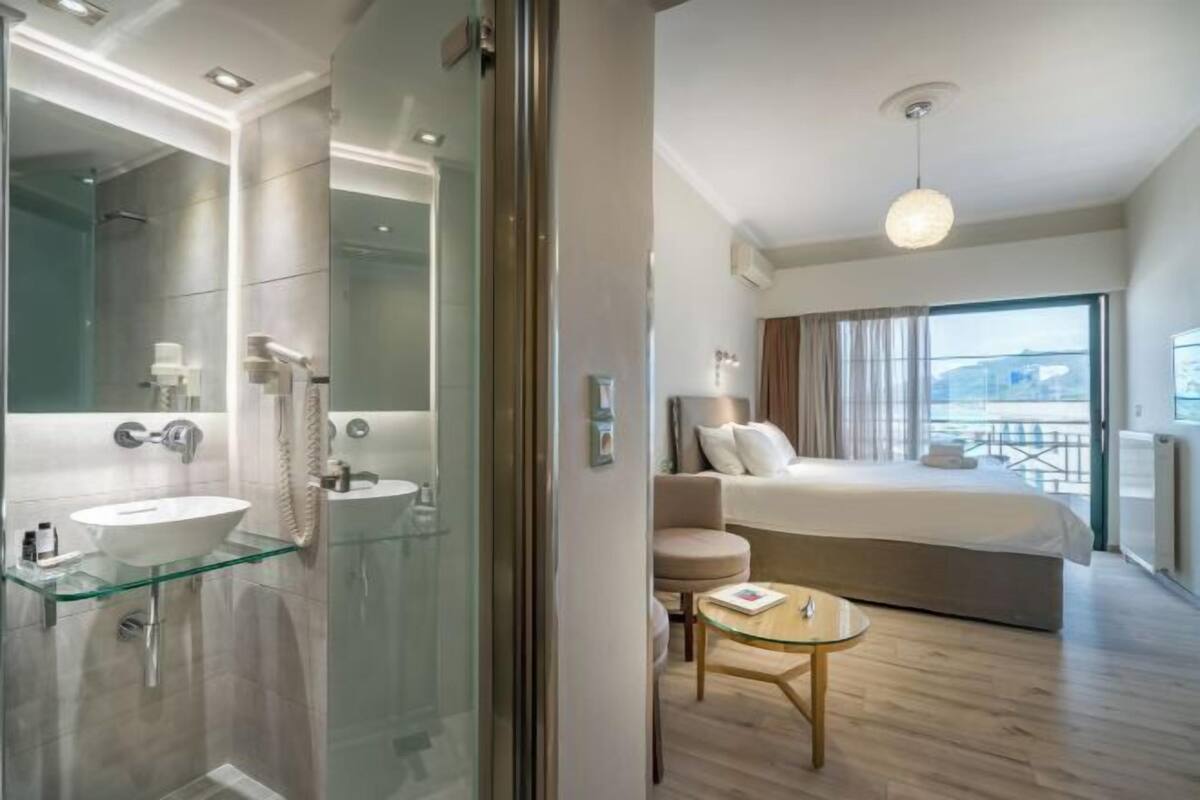 Premium bedding, in-room safe, iron/ironing board, WiFi (free)