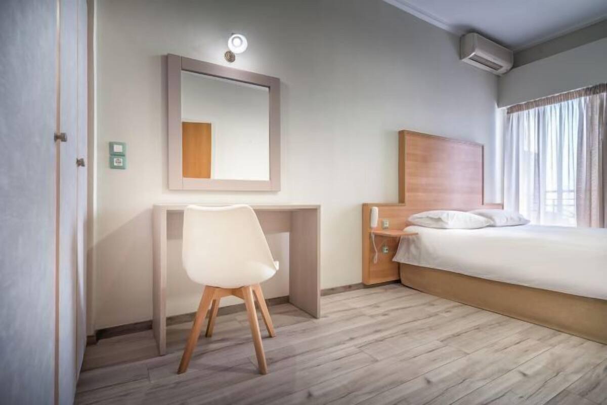 Premium bedding, in-room safe, iron/ironing board, WiFi (free)