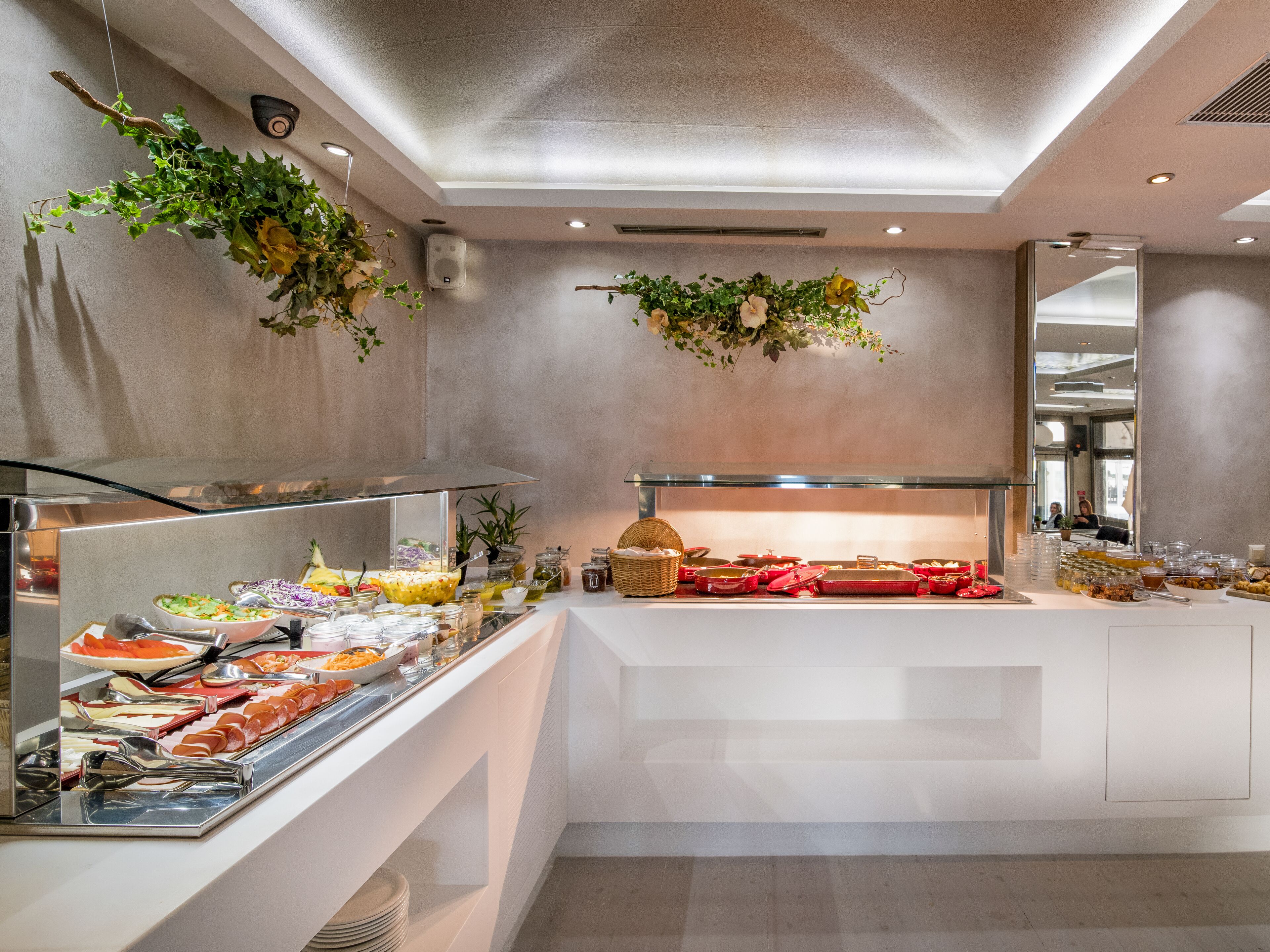 Una presentación de buffet moderna con diversos alimentos y una decoración floral.