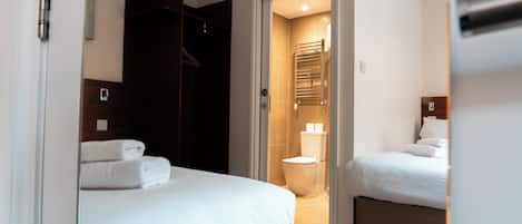 Superior driepersoonskamer | Luxe beddengoed, een strijkplank/strijkijzer, gratis wifi, beddengoed