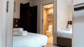 Quarto triplo superior | Roupas de cama premium, ferros/tábuas de passar roupa, Wi-Fi de cortesia