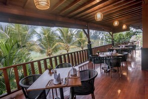 Frokost og lunsj serveres, internasjonale retter, utsikt mot bassenget