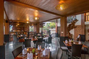 Serviço de café da manhã, almoço, jantar; vistas para a piscina