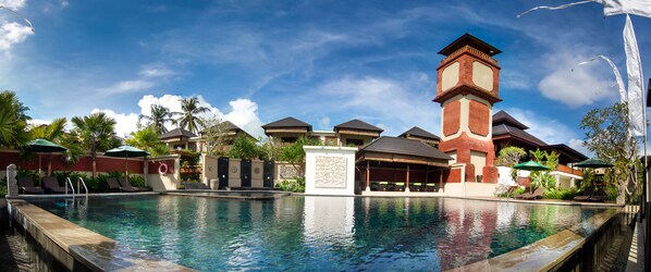 Utendørsbasseng, bassengparasoller og solsenger