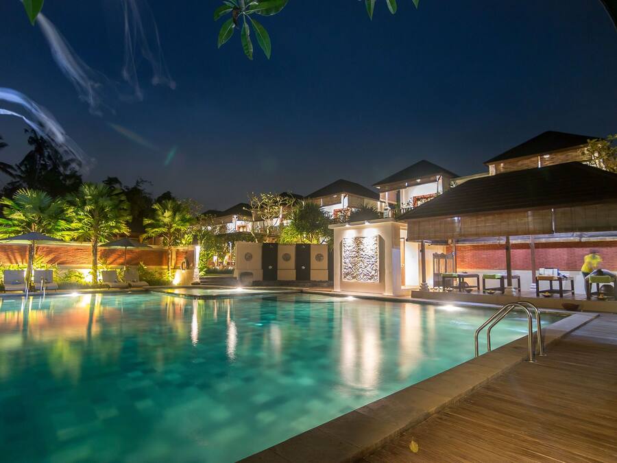 Una piscina al aire libre, sombrillas, tumbonas