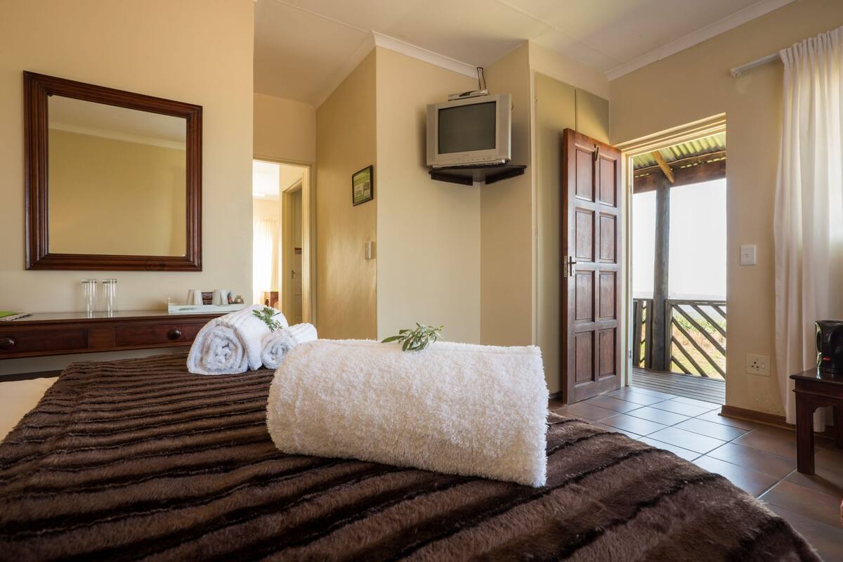 1 bedroom, Egyptian cotton sheets, memory-foam beds, in-room safe