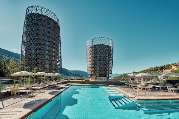 2 outdoor pools, pool umbrellas, sun loungers