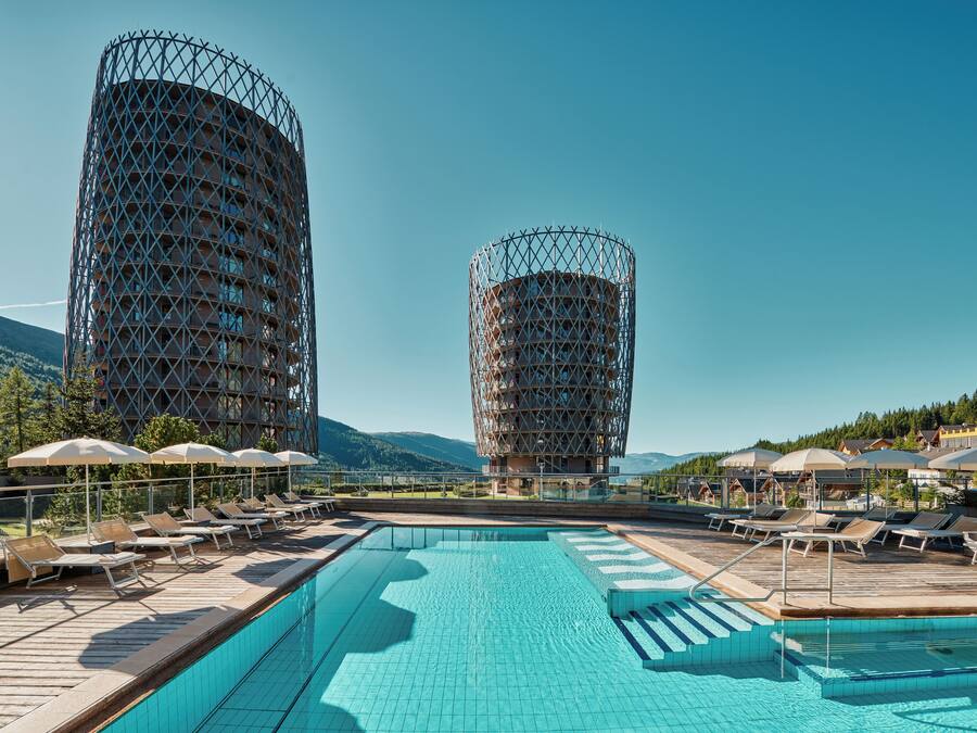 2 piscines a l'aire lliure, para-sols i gandules