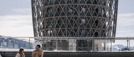 2 piscinas al aire libre, sombrillas, sillones reclinables de piscina