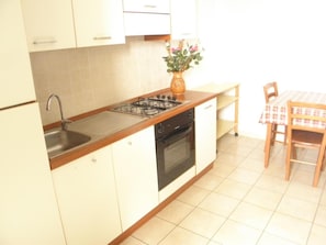 Refrigerador, horno, placa de cocina, cafetera expreso