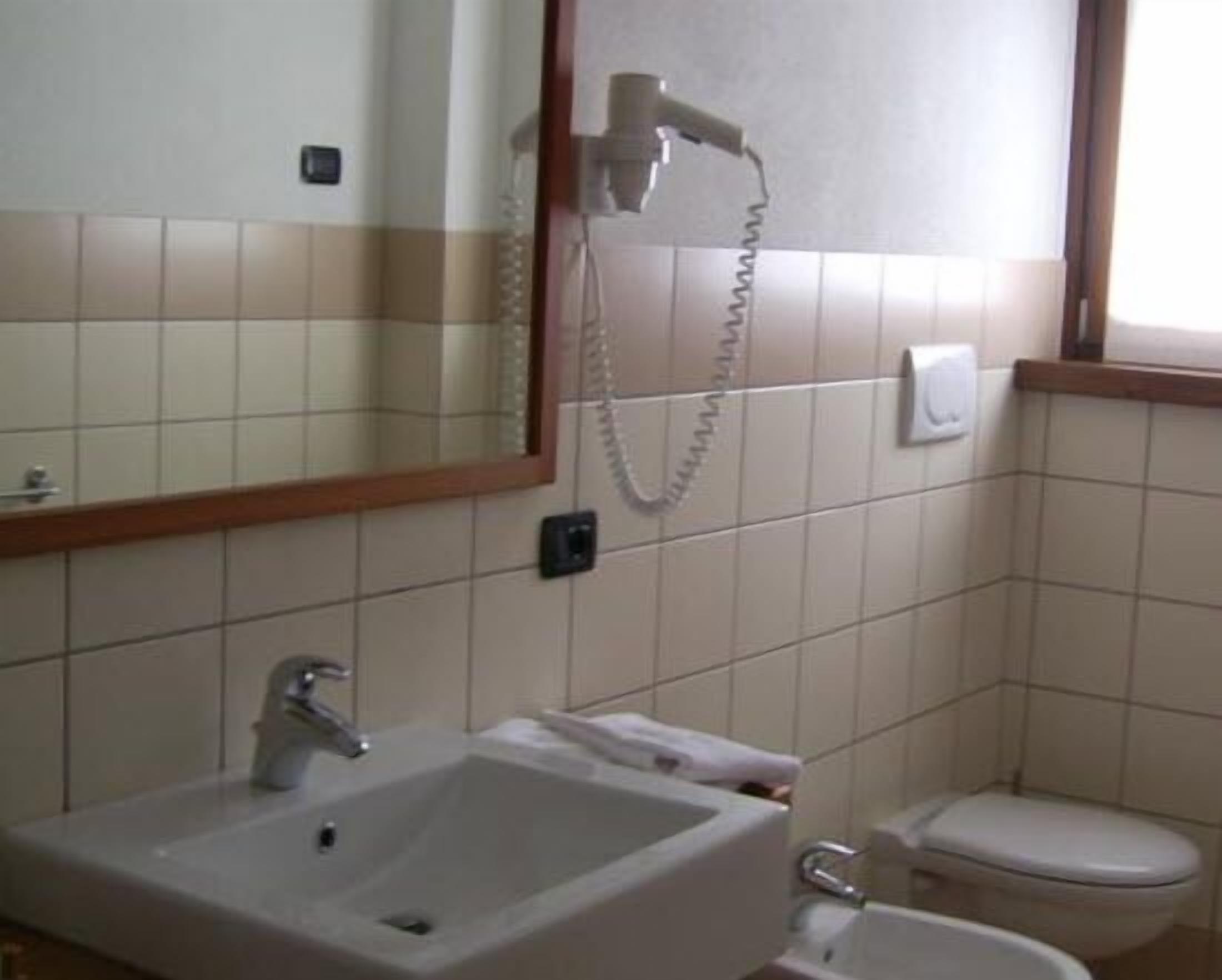shower, free toiletries, hair dryer, bidet